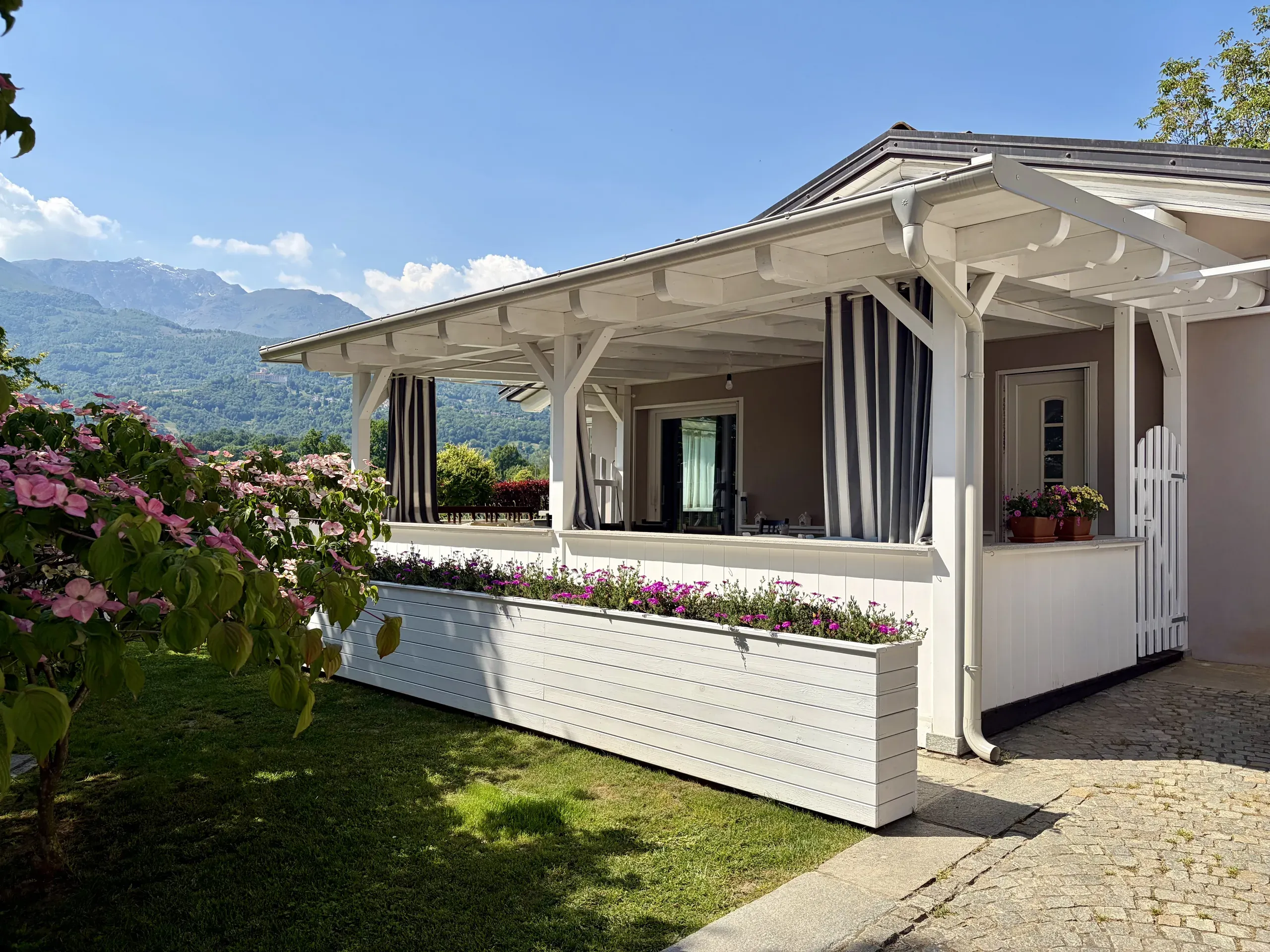 Portico in legno con vista sulle montagne biellesi